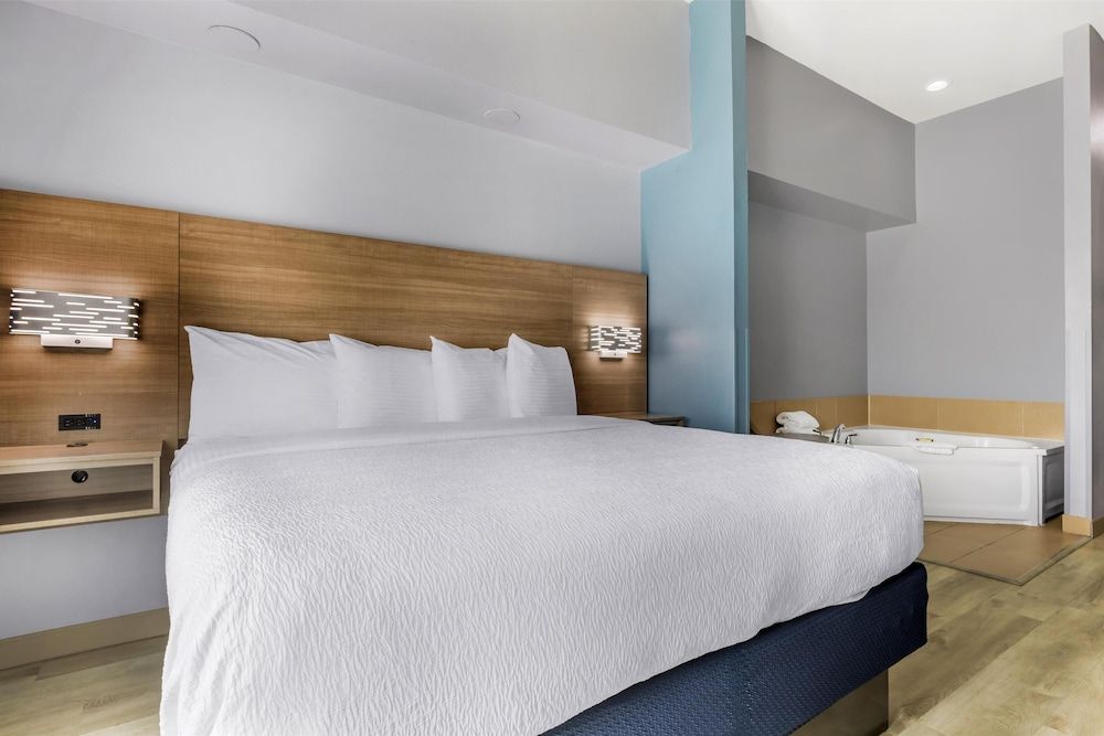 Standard Room, 1 King Bed, Accessible, Jetted Tub