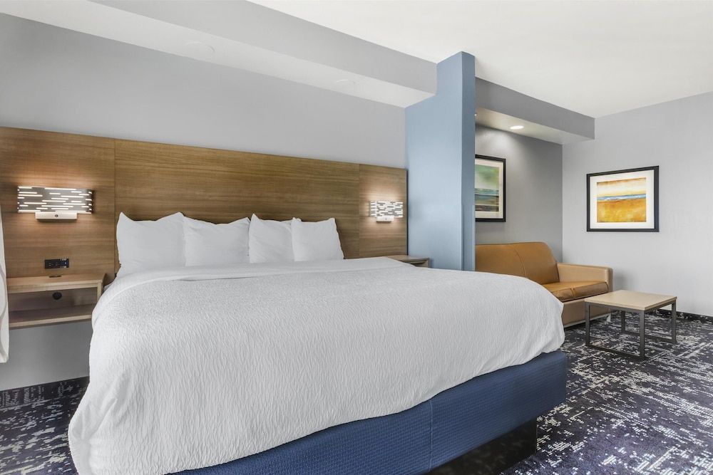 Suite, 1 King Bed, Non Smoking (with Sofabed)