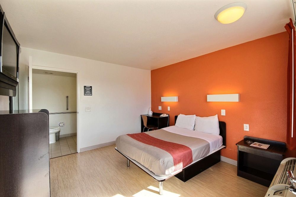 Standard Room, 1 Queen Bed, Accessible, Non Smoking