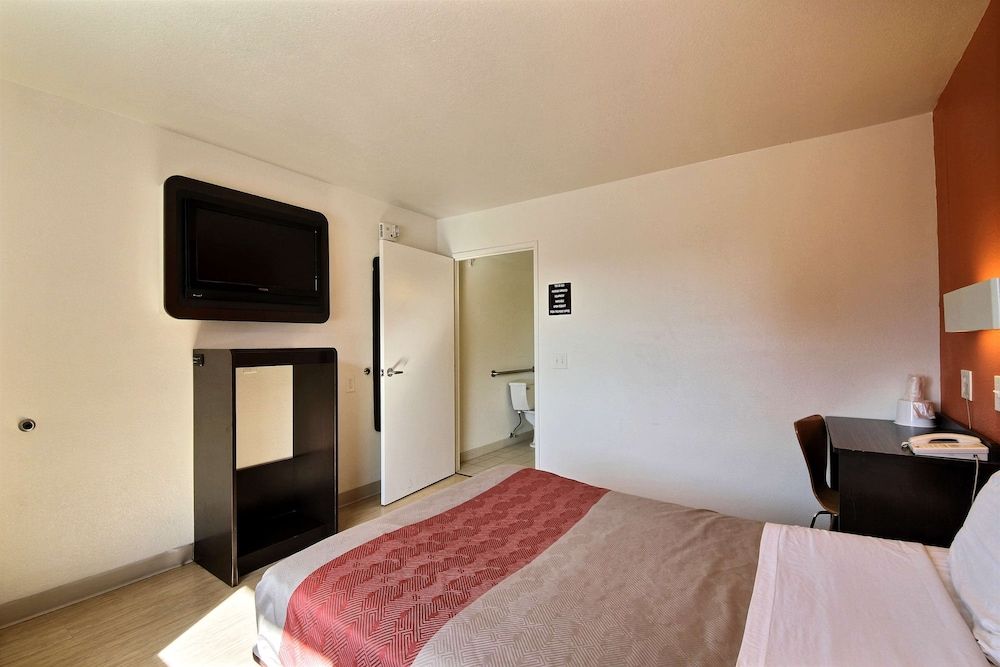 Deluxe Room, 1 Queen Bed, Non Smoking, Refrigerator