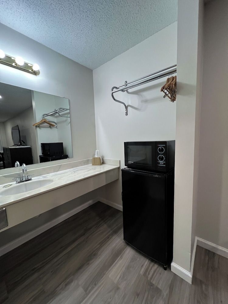 Garden Inn & Suites Standard Room, 1 King Bed, Smoking 4