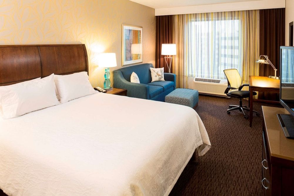 Deluxe Room, 1 King Bed, River View