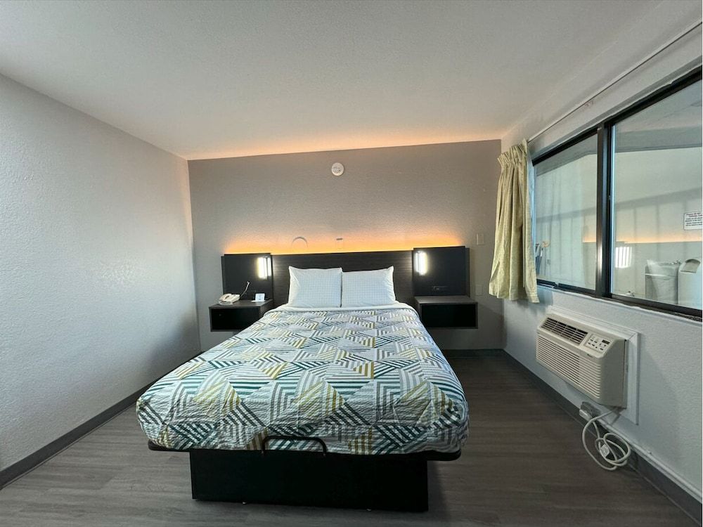 Standard Room, 1 Queen Bed, Accessible, Non Smoking