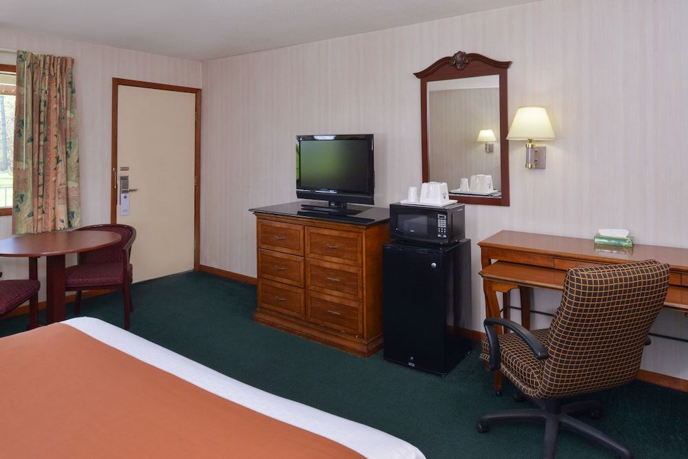 Americas Best Value Inn Plattsburgh Suite, 1 King Bed, Smoking, Jetted Tub 4