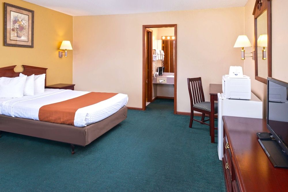 Americas Best Value Inn Plattsburgh Suite, 1 King Bed, Smoking, Jetted Tub 5