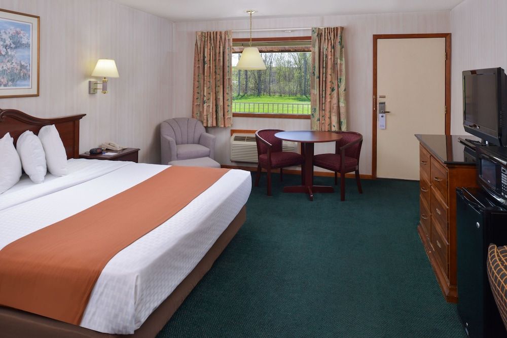 Americas Best Value Inn Plattsburgh Suite, 1 King Bed, Smoking, Jetted Tub 3