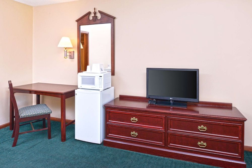 Americas Best Value Inn Plattsburgh Suite, 1 King Bed, Smoking, Jetted Tub 11
