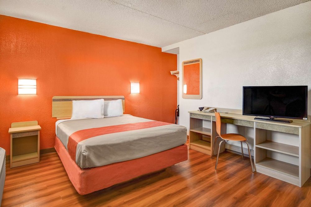 Motel 6 North Ridgeville, OH - Cleveland Intl Airport - N Ridgeville Standard Room, 1 Queen Bed, Non Smoking 4