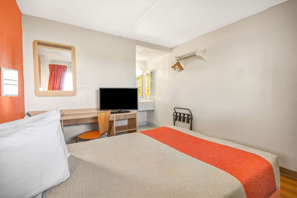 Motel 6 North Ridgeville, OH - Cleveland Intl Airport - N Ridgeville Standard Room, 1 Double Bed, Smoking 4