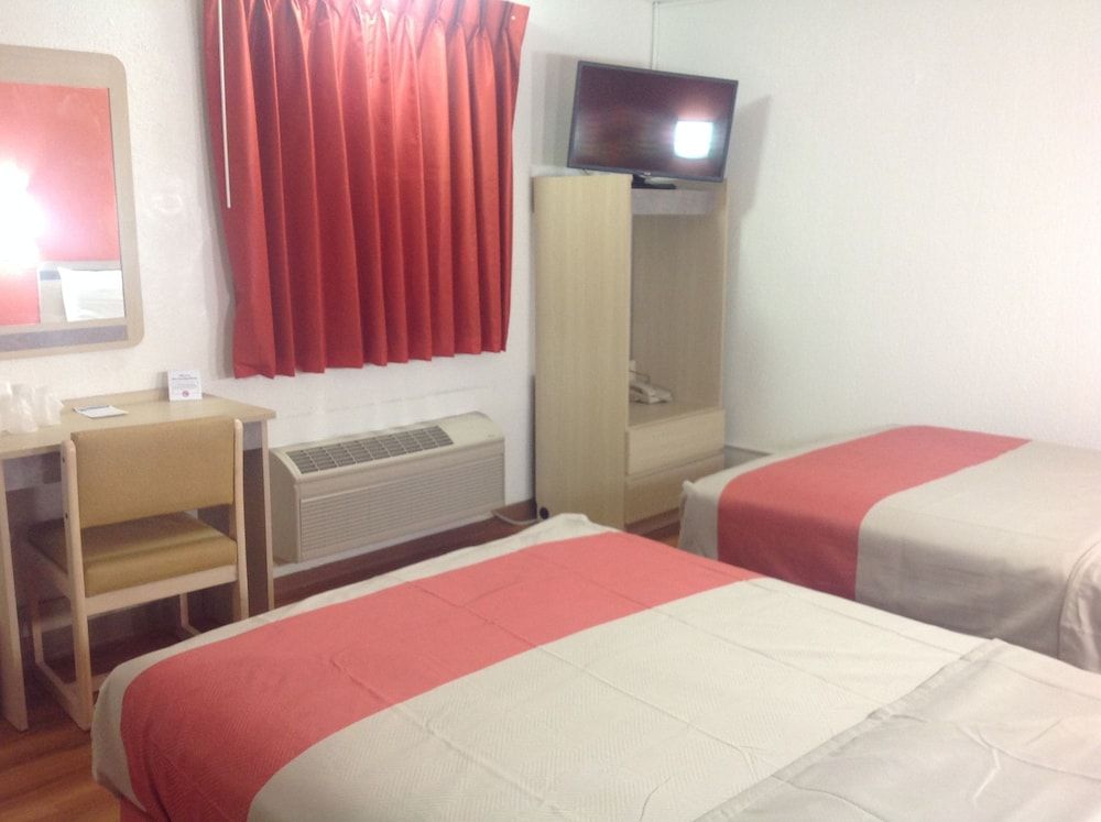 Motel 6 North Ridgeville, OH - Cleveland Intl Airport - N Ridgeville Standard Room, 2 Double Beds, Accessible, Non Smoking 4