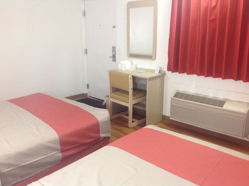 Motel 6 North Ridgeville, OH - Cleveland Intl Airport - N Ridgeville Standard Room, 2 Double Beds, Accessible, Non Smoking 3