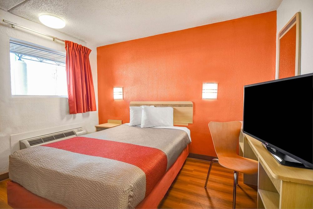 Motel 6 North Ridgeville, OH - Cleveland Intl Airport - N Ridgeville Standard Room, 1 Double Bed, Smoking 5