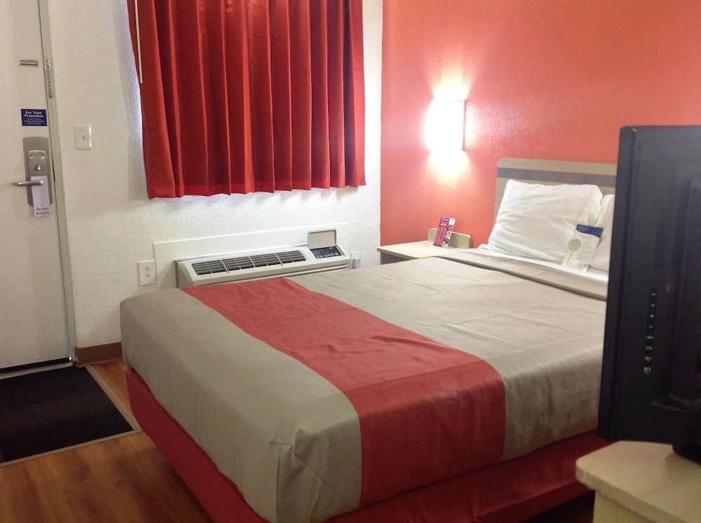 Motel 6 North Ridgeville, OH - Cleveland Intl Airport - N Ridgeville Standard Room, 1 Queen Bed, Non Smoking