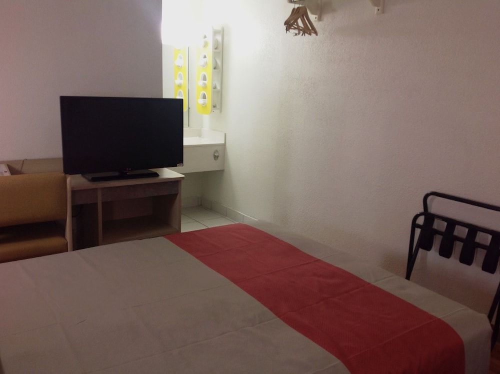 Motel 6 North Ridgeville, OH - Cleveland Intl Airport - N Ridgeville Standard Room, 1 Double Bed, Smoking 2