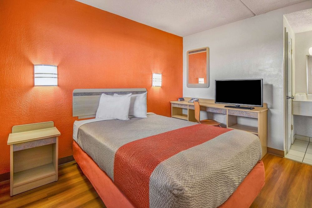 Motel 6 North Ridgeville, OH - Cleveland Intl Airport - N Ridgeville Standard Room, 1 Double Bed, Smoking 3