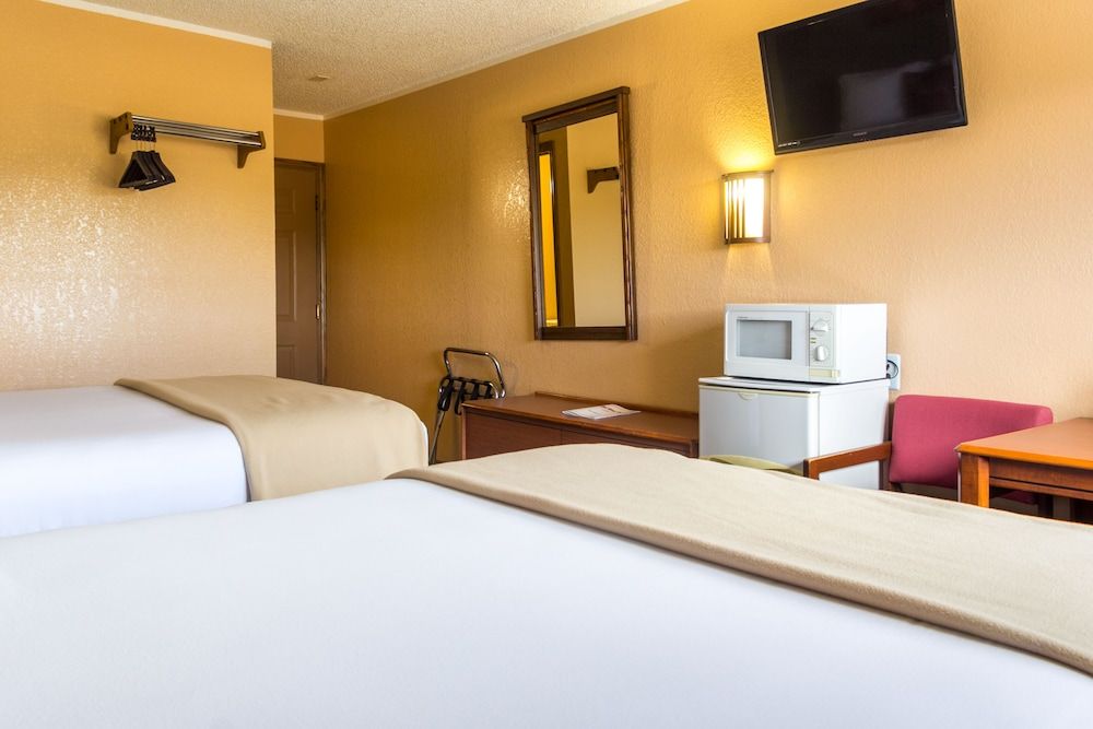 Red River Inn Silt-Rifle Basic Room, 2 Queen Beds 5