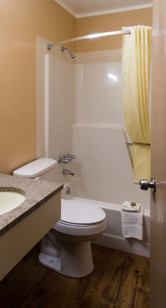 Red River Inn Silt-Rifle Basic Room, 2 Queen Beds 12