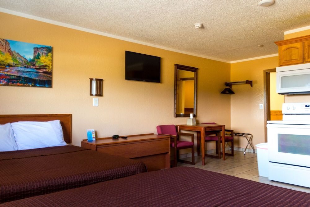 Red River Inn Silt-Rifle Deluxe Room, 2 Queen Beds, Kitchenette 2