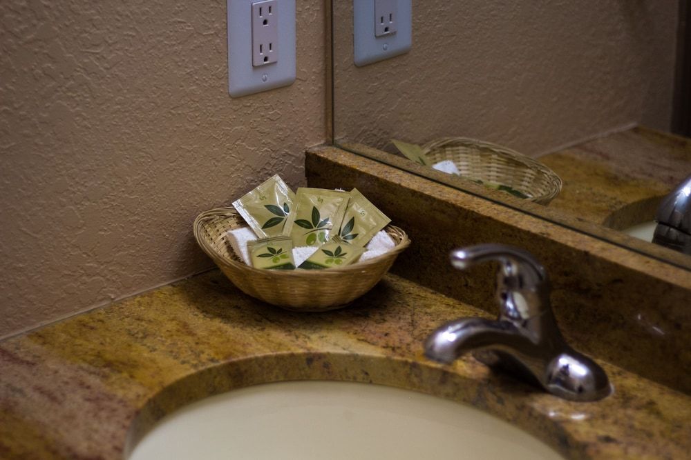 Red River Inn Silt-Rifle Basic Room, 2 Queen Beds 18