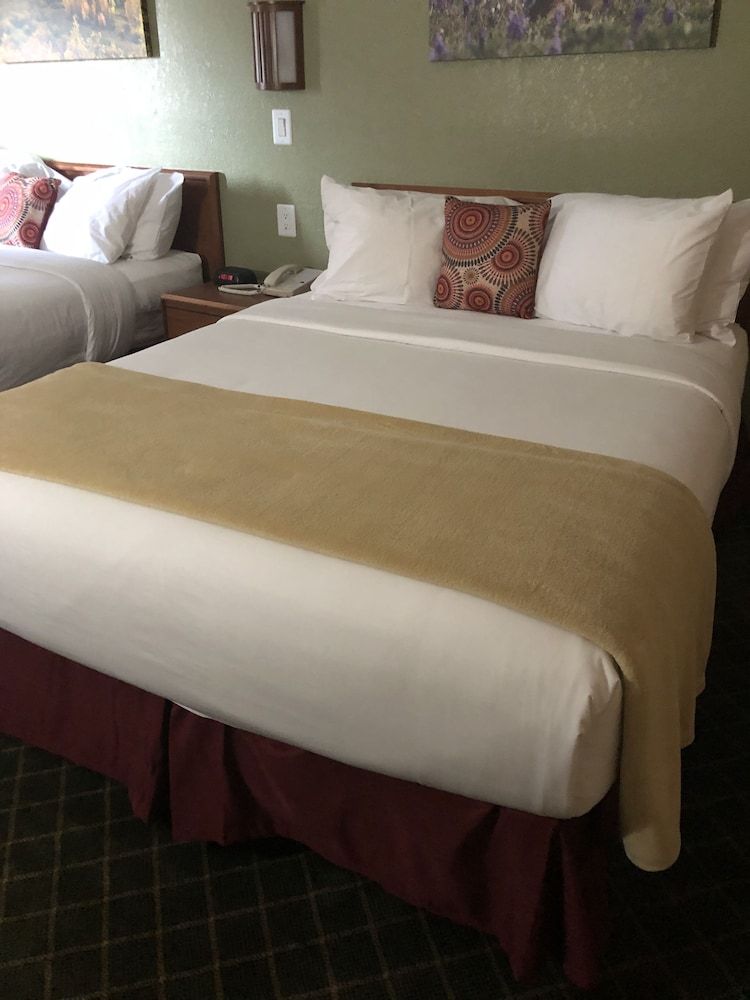 Red River Inn Silt-Rifle Basic Room, 2 Queen Beds 3