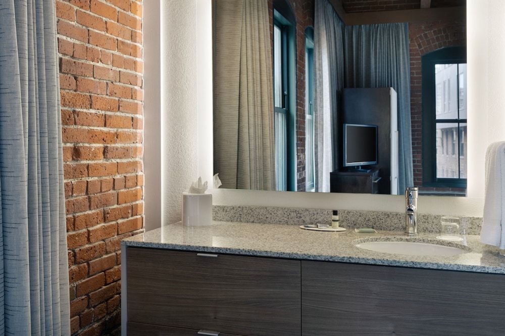 Suite, 1 King Bed with Sofa bed, Non Smoking, Corner