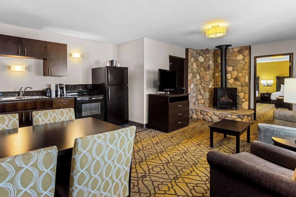 Suite, 2 Queen Beds, Non Smoking, Kitchen (Third bed is a Sofabed)