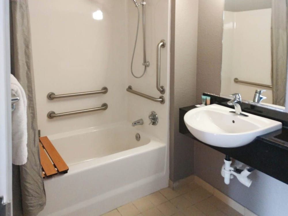 Motel 6 Cheyenne WY Standard Room, 1 King Bed, Accessible, Non Smoking 5