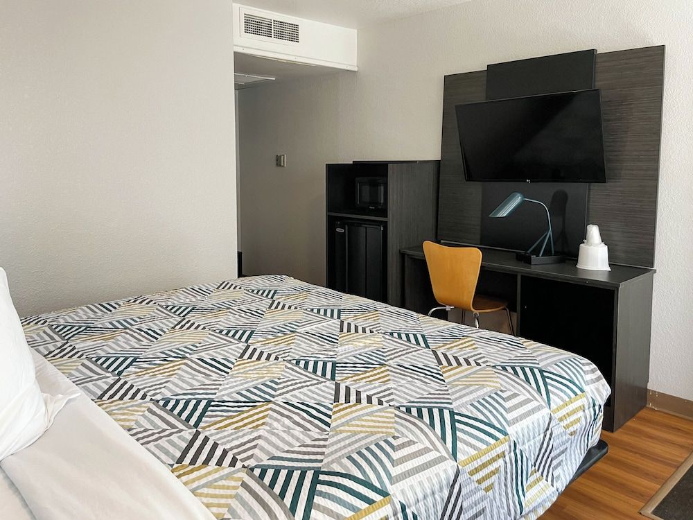 Motel 6 Cheyenne WY Standard Room, 1 Queen Bed, Non Smoking 3