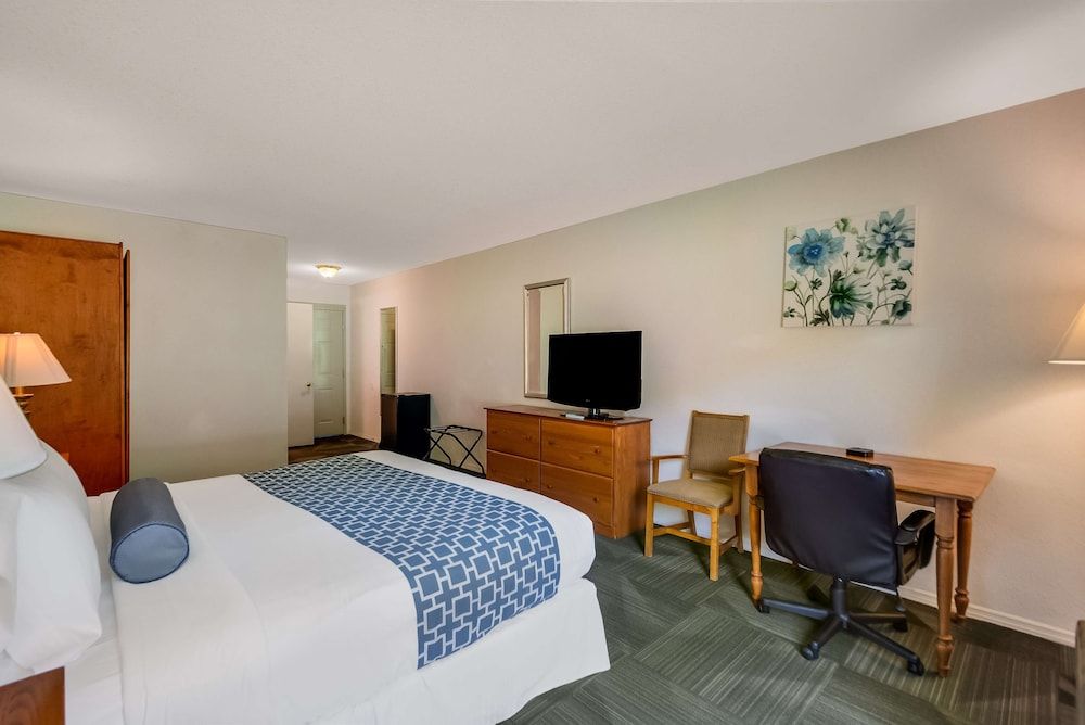 SureStay Plus Hotel by Best Western Berkeley Springs Standard Room, 1 King Bed, Accessible, Non Smoking 2