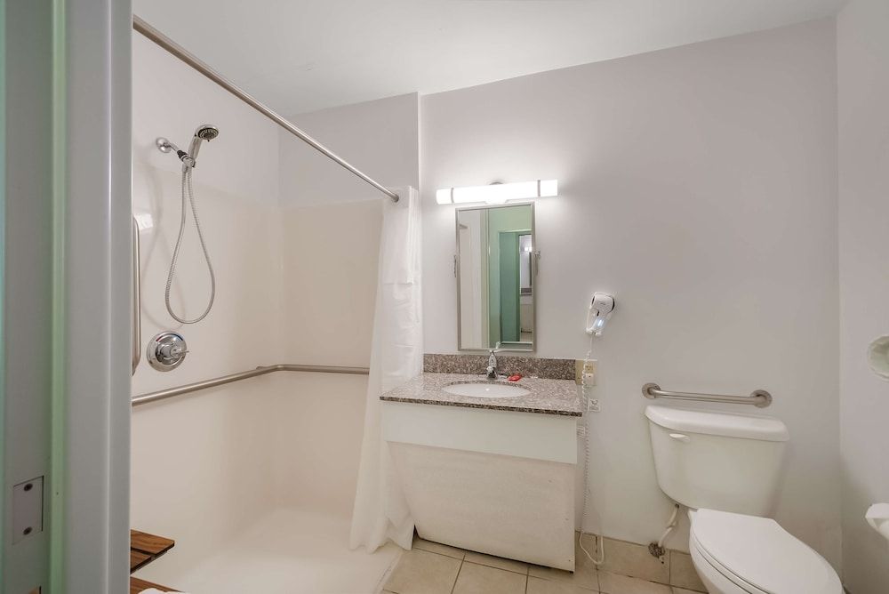 SureStay Plus Hotel by Best Western Berkeley Springs Standard Room, 1 King Bed, Accessible, Non Smoking 3