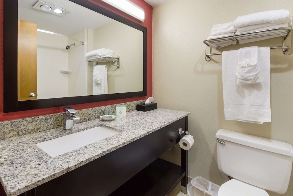 Best Western Braddock Inn Suite, 1 Queen Bed, Refrigerator & Microwave, Poolside (with Sofabed) 4