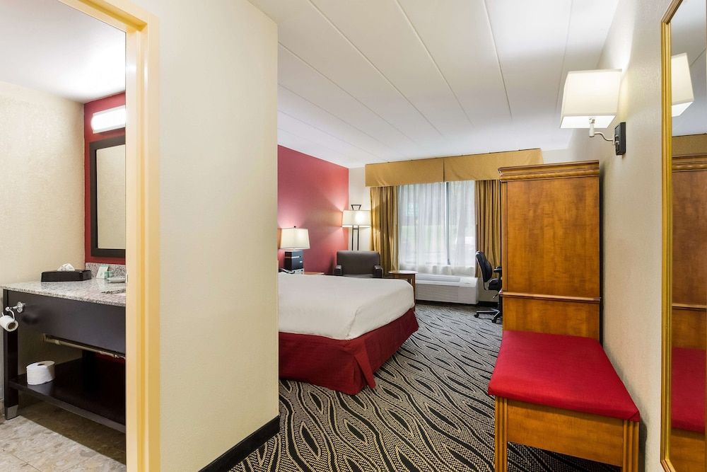 Best Western Braddock Inn Suite, 1 Queen Bed, Refrigerator & Microwave, Poolside (with Sofabed) 3