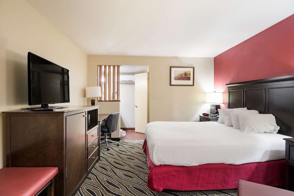 Best Western Braddock Inn Standard Room, 1 Queen Bed, Non Smoking, Refrigerator & Microwave (Pet Friendly) 2