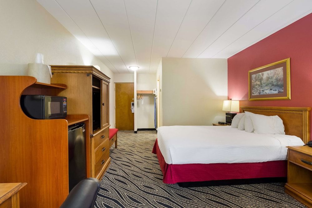 Best Western Braddock Inn Suite, 1 Queen Bed, Refrigerator & Microwave, Poolside (with Sofabed)