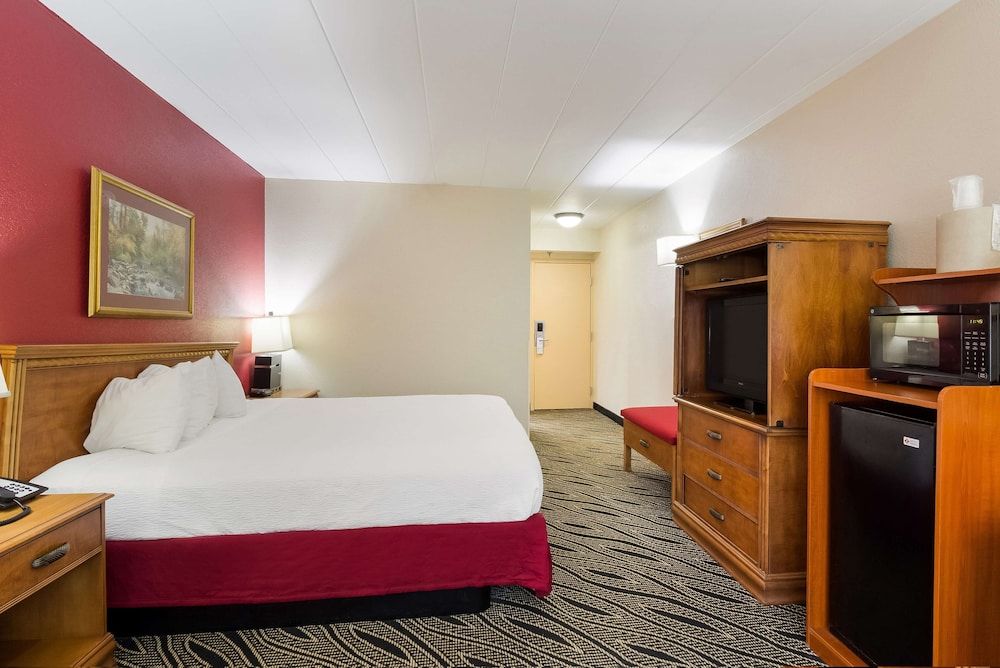 Best Western Braddock Inn Standard Room, 1 King Bed, Non Smoking, Refrigerator & Microwave 2