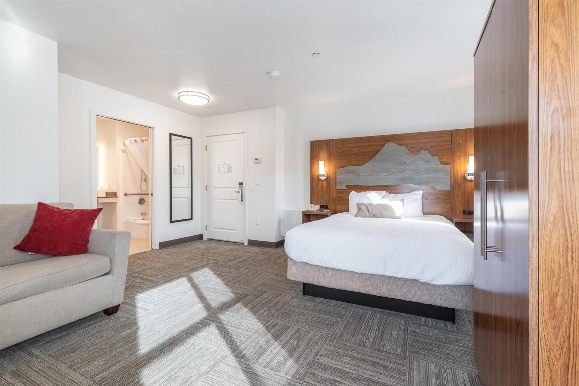 Queen Room with Sofa Bed and Bath Tub - Mobility Accessible/Non-Smoking