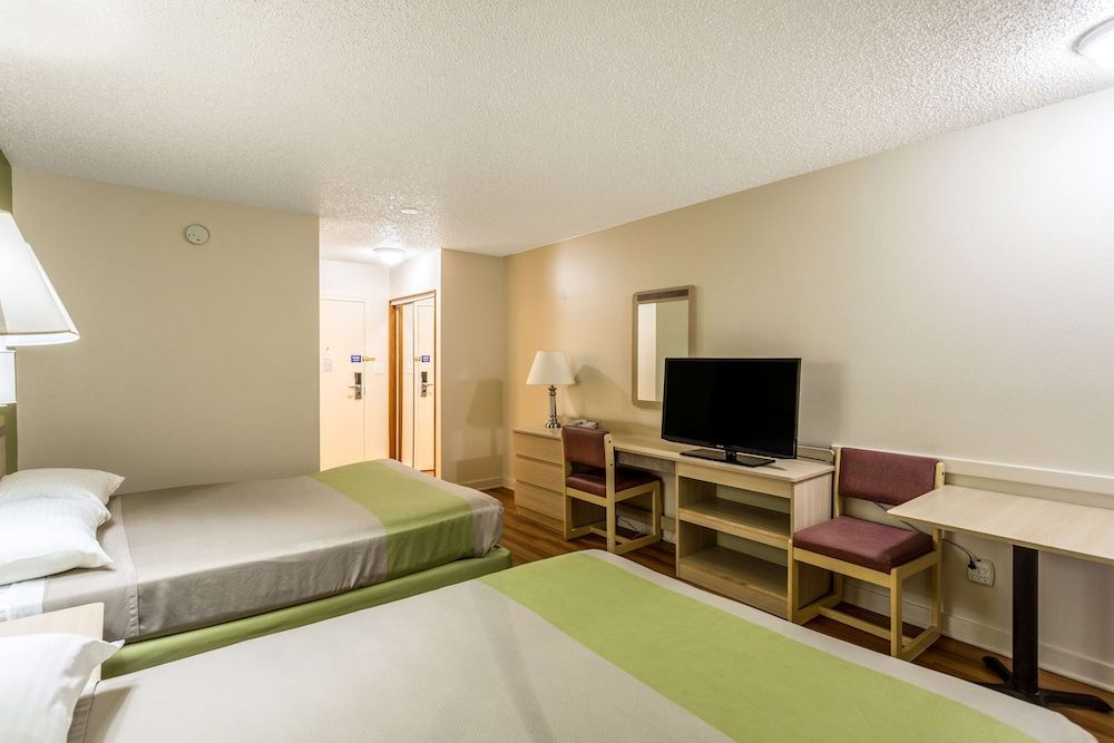 Motel 6 Great Falls, MT Standard Room, 1 Queen Bed, Non Smoking 4