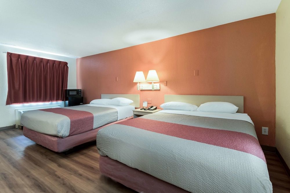 Motel 6 Newport News, VA Standard Room, 2 Queen Beds, Non Smoking, Refrigerator & Microwave 3