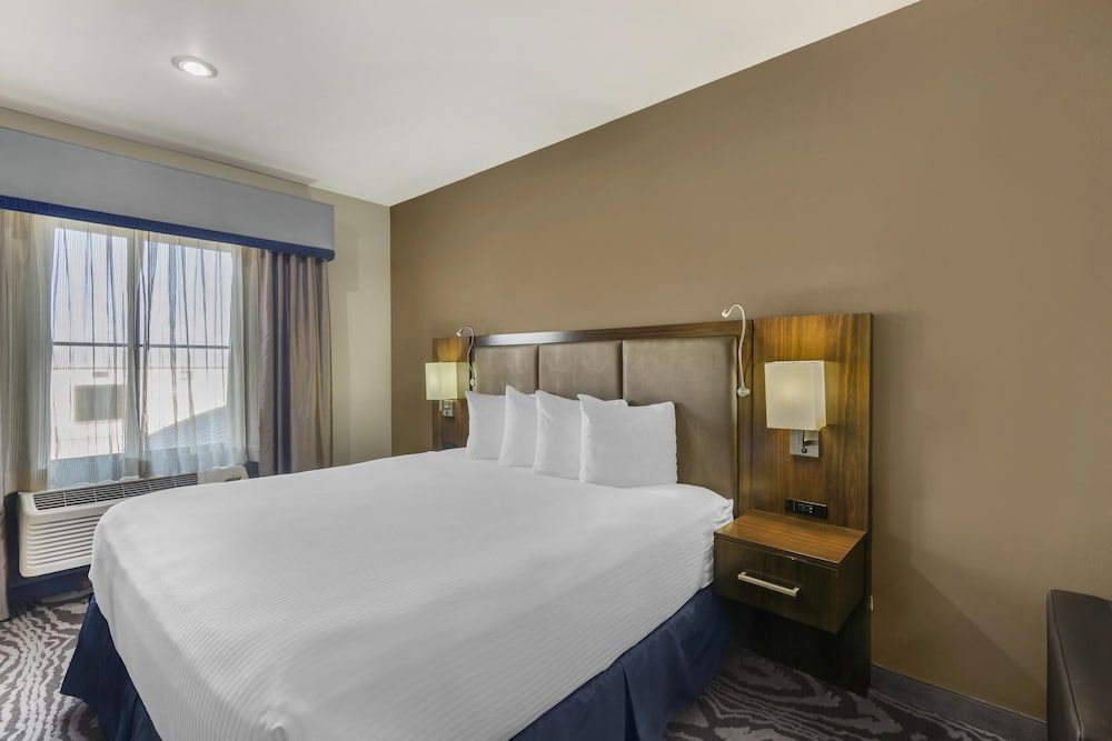 Best Western Plus Williston Hotel & Suites Suite, 1 King Bed, Non Smoking, Refrigerator & Microwave (with Single Sofabed) 2
