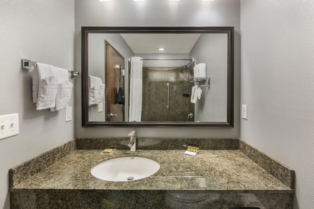 Best Western Plus Williston Hotel & Suites Suite, 1 King Bed, Non Smoking, Refrigerator & Microwave (with Single Sofabed) 3