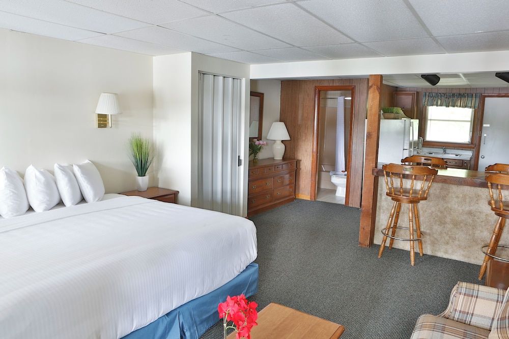 Studio King Suite with Kitchen & Lake Views