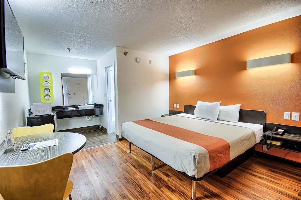 Standard Room, 1 King Bed, Accessible, Non Smoking