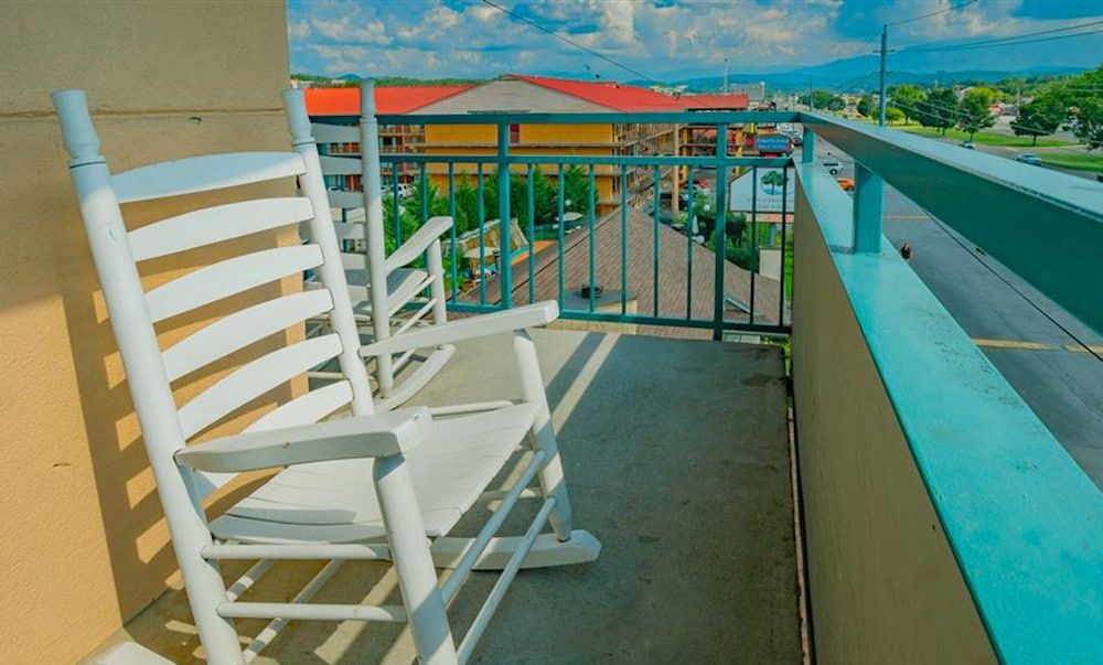 Luxury Two Queens Balcony Parkway View