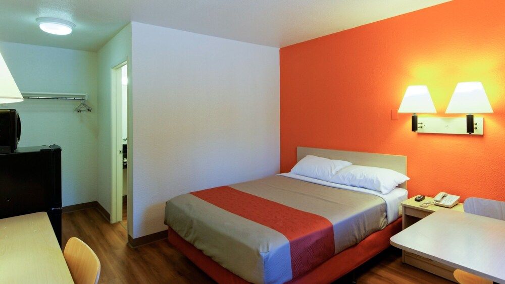 Motel 6 Chico, CA Deluxe Room, 1 Queen Bed, Non Smoking, Refrigerator & Microwave 4