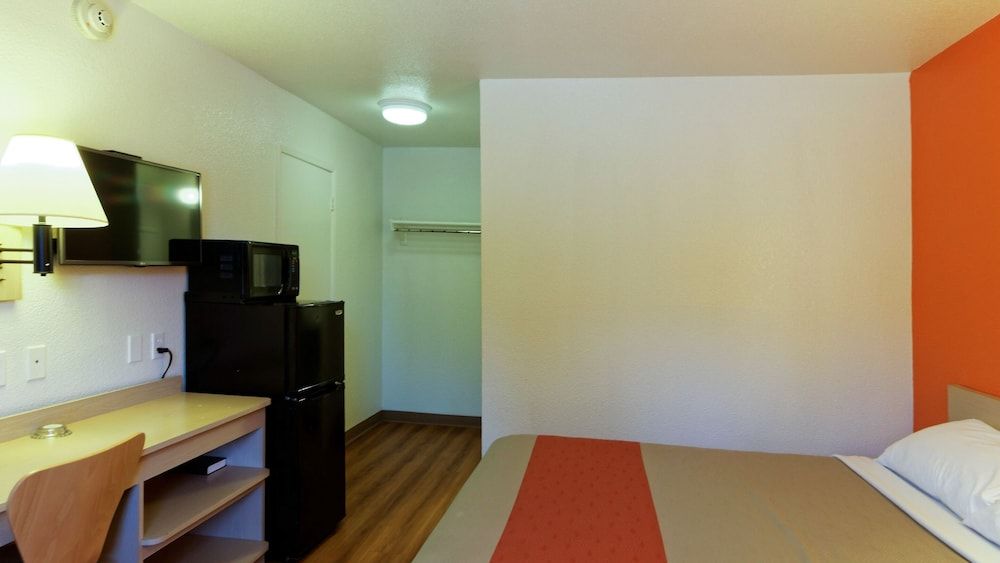 Motel 6 Chico, CA Deluxe Room, 1 Queen Bed, Non Smoking, Refrigerator & Microwave 13