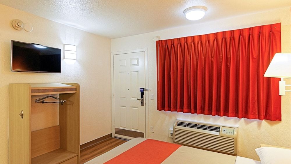 Motel 6 Chico, CA Deluxe Room, 1 Queen Bed, Non Smoking, Refrigerator & Microwave 9