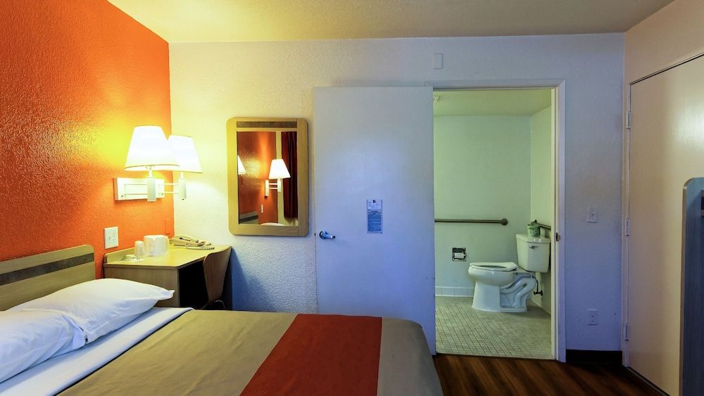 Motel 6 Chico, CA Deluxe Room, 1 Queen Bed, Non Smoking, Refrigerator & Microwave 2