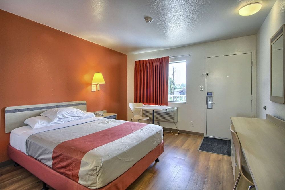 Motel 6 New Cumberland, PA - Harrisburg - Hershey South Standard Room, 1 Queen Bed, Non Smoking 3