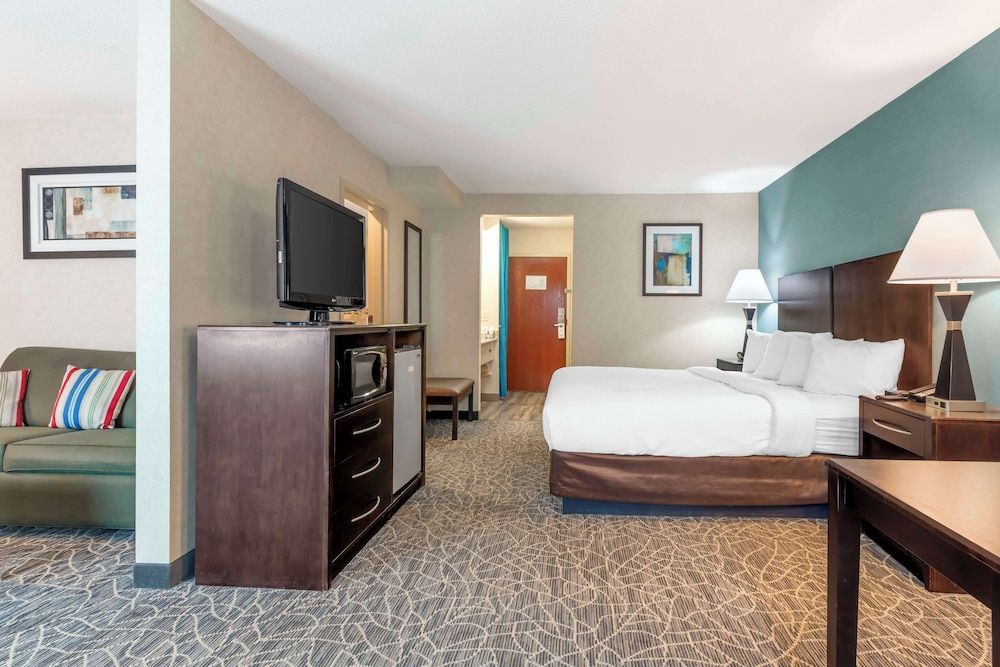 Suite, 1 King Bed with Sofa bed, Non Smoking, Jetted Tub (with Sofabed)