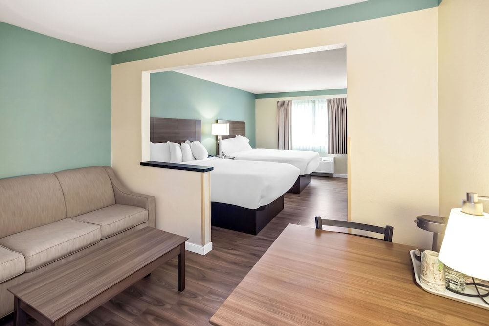 GuestHouse Kelso Longview Junior Suite (2 queen and 1 sofa bed)